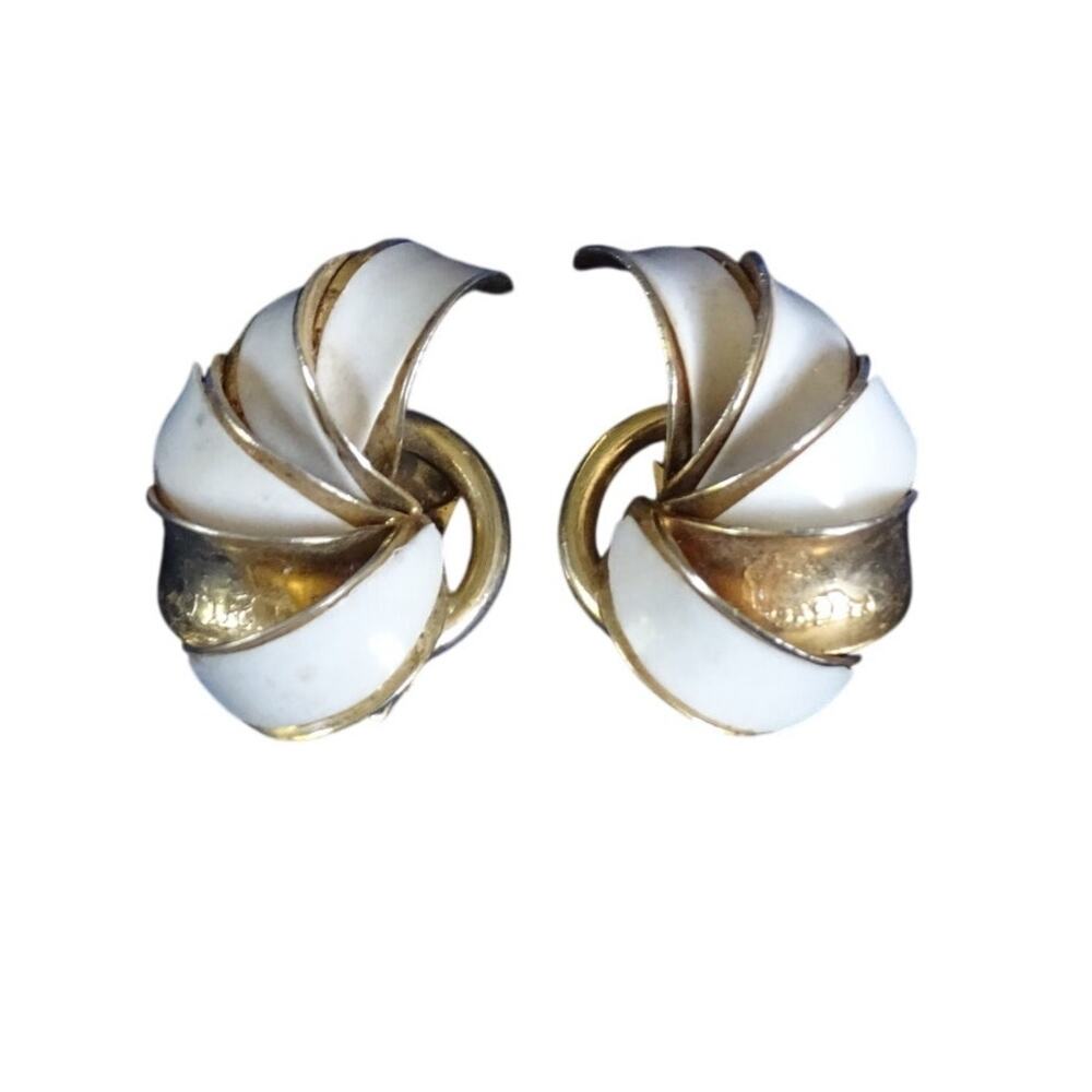 Vintage Cream Enamel Ribbon Knot Clip On Earrings Retro 1980s Statement Jewelry